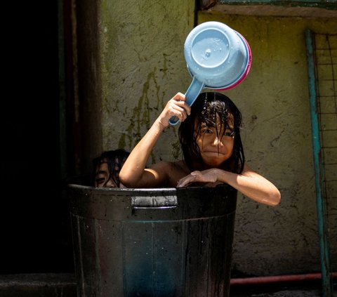 FOTO: Panas Ekstrem 43 Derajat 'Panggang' Kamboja, Murid-Murid ke Sekolah Bawa Kipas Angin