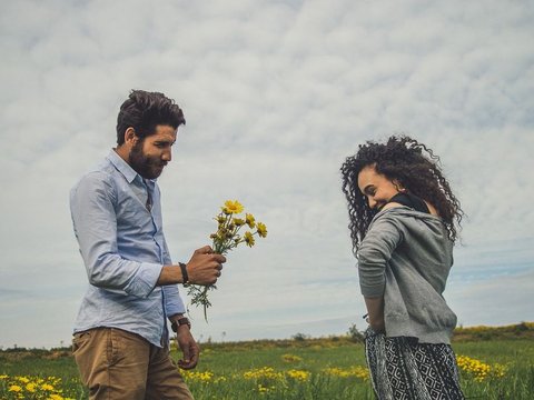 Pantun Lucu Tentang Cinta Berkesan