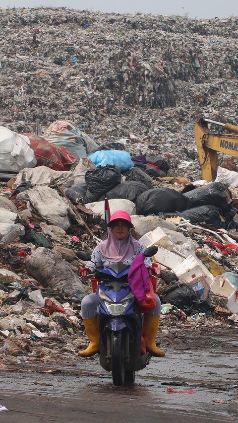 Tinggi gunung sampah di TPST Bantar Gebang ini sudah setara gedung 16 lantai. Merdeka.com/Arie Basuki
