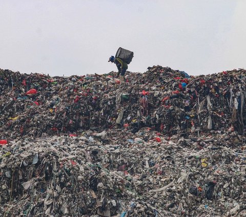 FOTO: Penampakan Terkini Gunung Sampah di TPST Bantar Gebang, Setinggi Gedung 16 Lantai