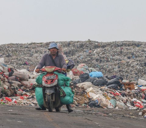 FOTO: Penampakan Terkini Gunung Sampah di TPST Bantar Gebang, Setinggi Gedung 16 Lantai