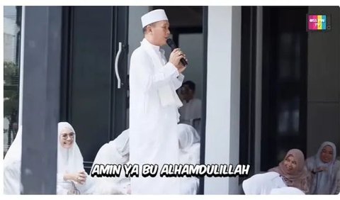 Dalam momen syukuran tersebut, keluarga Ayu Ting Ting tampil dalam busana muslim serba putih.