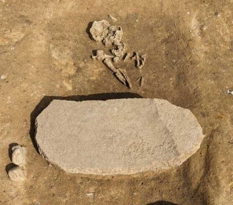 Arkeolog Temukan Makam Zombie, Berisi Jasad Dikubur dengan Posisi Jongkok dan Kakinya Dijepit Batu Besar