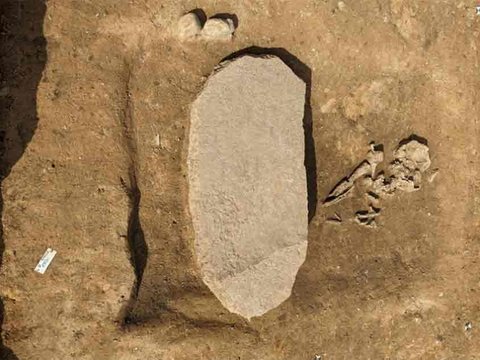 Arkeolog Temukan Makam Zombie, Berisi Jasad Dikubur dengan Posisi Jongkok dan Kakinya Dijepit Batu Besar