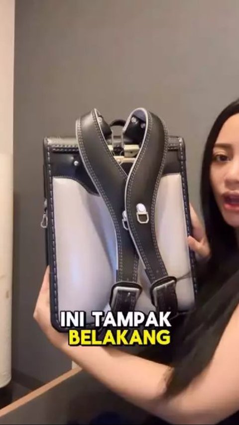 Tak lupa memperlihatkan penampakan tas yang langsung dibeli di Jepang tersebut.<br>