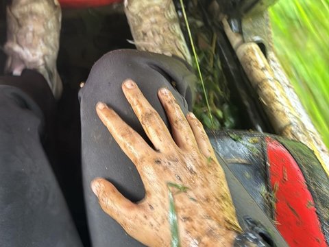 Momen Keseruan Fuji Naik Mobil Offroad Hingga Wajah Terkena Lumpur, Netizen 'Kotor Aja Tetep Cantik'