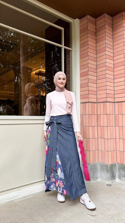 Potret Tampilan Seru dengan Celana Mix Pleated dan Bahan Jeans