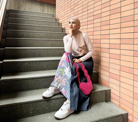 Portrait of a Fun Look with a Combination of Pleated Skirt and Denim Material