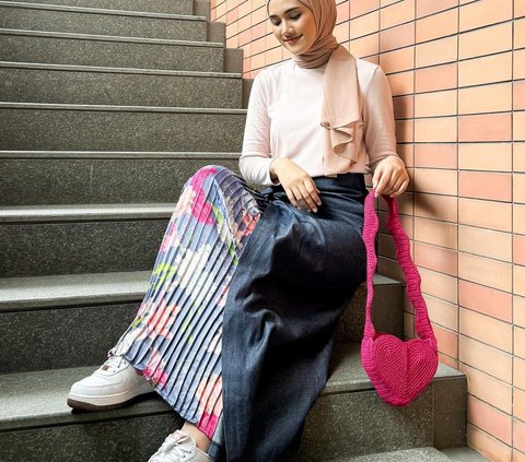 Portrait of a Fun Look with a Combination of Pleated Skirt and Denim Material