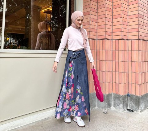 Portrait of a Fun Look with a Combination of Pleated Skirt and Denim Material