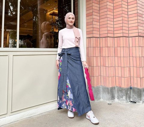 Portrait of a Fun Look with a Combination of Pleated Skirt and Denim Material