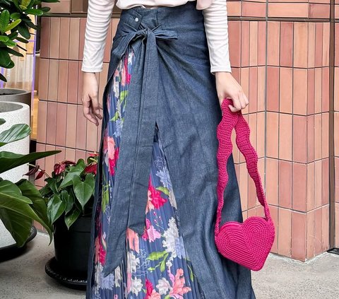 Portrait of a Fun Look with a Combination of Pleated Skirt and Denim Material