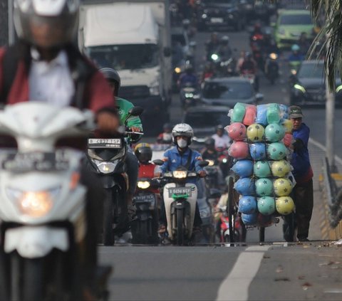 FOTO: Berbahaya, Pejalan Kaki Masih Nekat Lewati Flyover Buaran