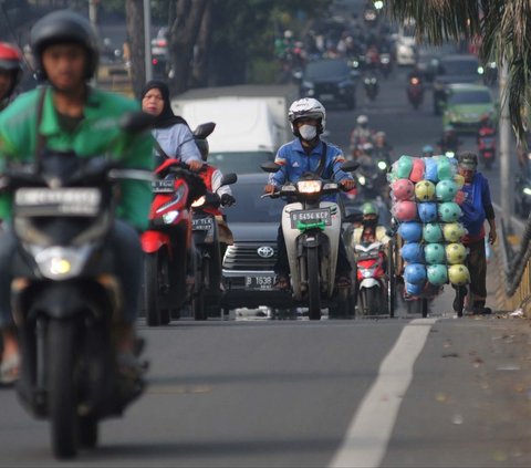 FOTO: Berbahaya, Pejalan Kaki Masih Nekat Lewati Flyover Buaran