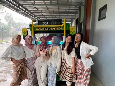 Sewa Odong-odong untuk Jemput Temannya yang Ulang Tahun, Momen Kejutan Ultah Ini Viral Curi Perhatian