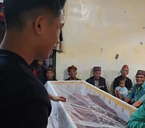 Neneknya Meninggal Langsung Pulang Kampung, Tangis Betrand Peto Pecah saat Lihat Jenazah