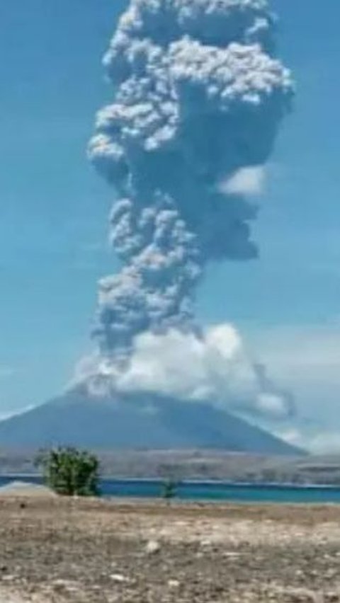 Gunung Semeru Kembali Erupsi, Lontarkan Abu Vulkanik Setinggi 800 Meter