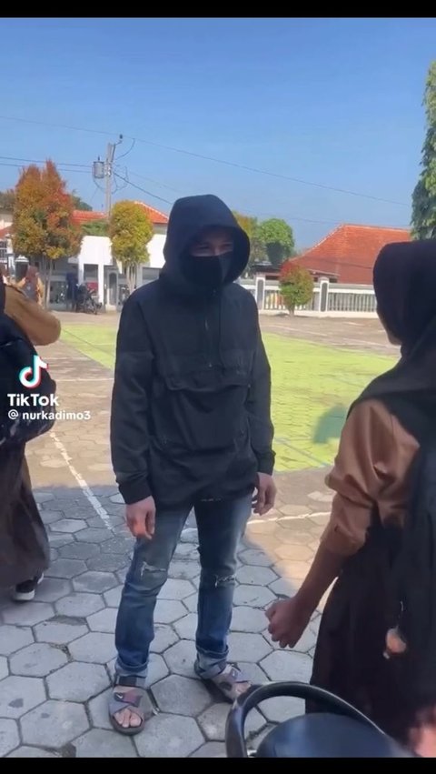 Viral Momen Ayah Jemput Putrinya di Sekolah setelah Lama Tak Bertemu, Bikin Haru