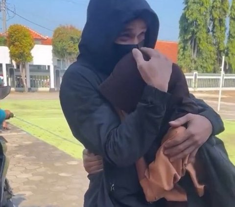 Viral Momen Ayah Jemput Putrinya di Sekolah setelah Lama Tak Bertemu, Bikin Haru