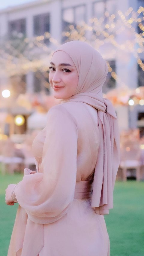Appear Different, 8 Portraits of Santyka Fauziah at Rizky Febian & Mahalini's Second Reception, Instantly Becomes the Highlight.