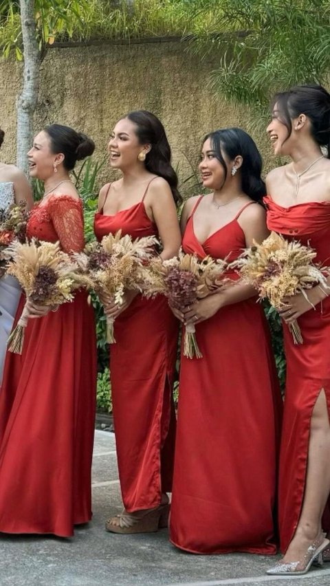 Sementara bridesmiad lain merupakan sahabat Mahalini di Bali.