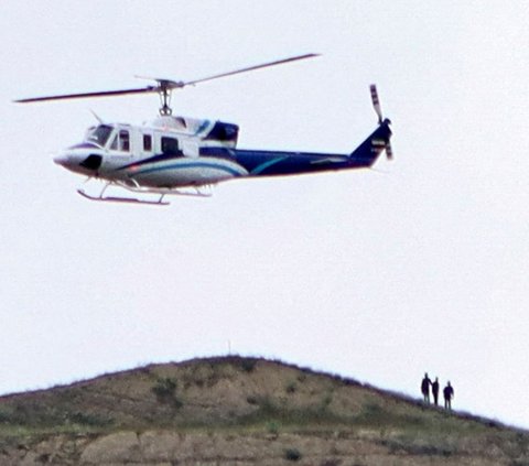 Sebelum jatuh, Helikopter yang membawa Presiden Iran Ebrahim Raisi terlihat lepas landas dengan mulus saat meninggalkan wilayah perbatasan Iran-Azerbaijan, 19 Mei 2024. Foto: Ali Hamed Haghdoust / IRNA / WANA via REUTERS<br>