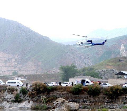 Diketahui, helikopter yang juga ditumpangi Menteri Luar Negeri Iran itu jatuh saat melintasi kawasan pegunungan di dekat kota Jolfa, sekitar 600 km barat laut Teheran. Foto: Ali Hamed Haghdoust / IRNA / WANA via REUTERS<br>