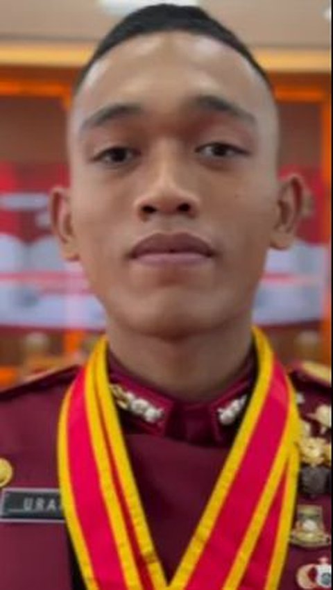 Sama halnya dengan Ipda Adira, sosok Ipda Irfan Urane juga merupakan lulusan terbaik Akpol 2023 sekaligus penerima penghargaan Adhi Makayasa.