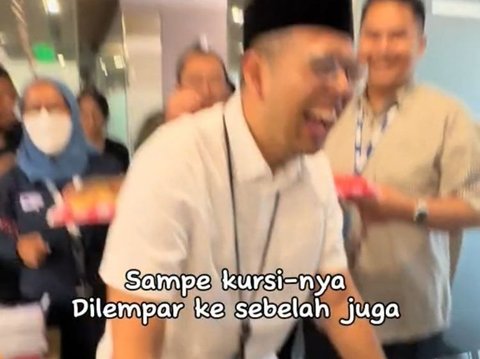 Dilempar dengan Kursinya