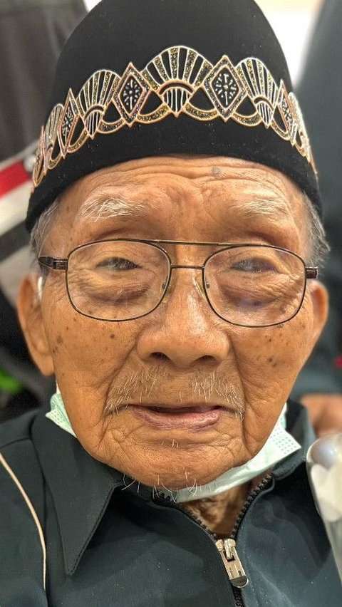 The story of Mbah Harjo, a 110-year-old Veteran who became the oldest Hajj pilgrim.