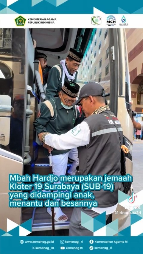 Sesampainya di Madinah, Mbah Hardjo pun langsung dibantu para petugas yang sudah menunggu kehadirannya.