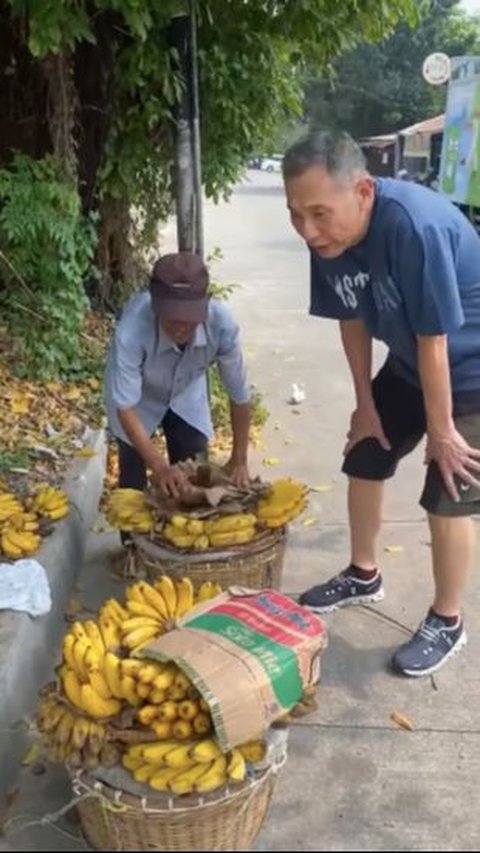 Kakek-kakek Penjual Pisang di Pinggir Jalan Tersenyum Saat Bos Jalan Tol Jusuf Hamka Menawarnya<br>