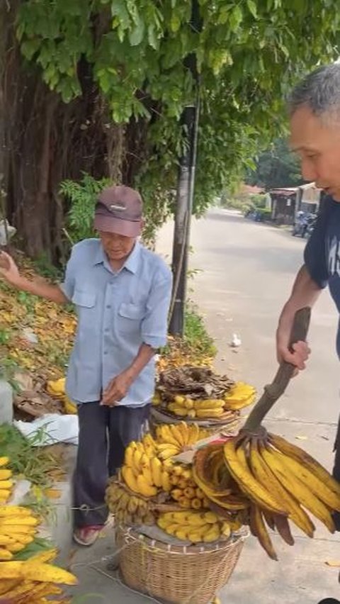 Kakek-kakek Penjual Pisang di Pinggir Jalan Tersenyum Saat Bos Jalan Tol Jusuf Hamka Menawarnya