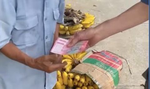 Kakek-kakek Penjual Pisang di Pinggir Jalan Tersenyum Saat Bos Jalan Tol Jusuf Hamka Menawarnya