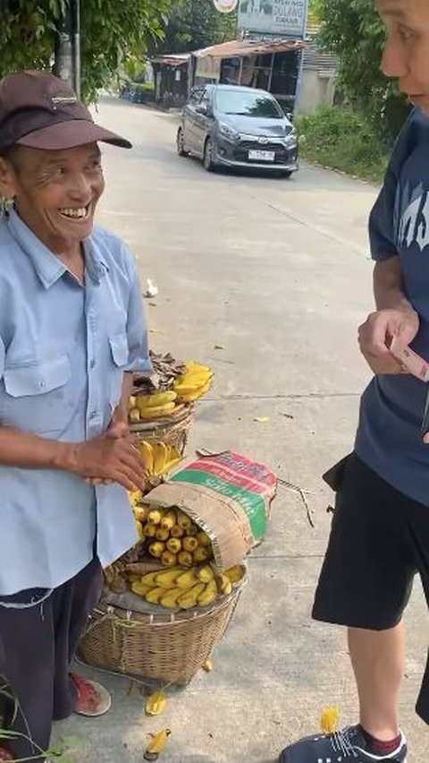 Kakek-kakek Penjual Pisang di Pinggir Jalan Tersenyum Saat Bos Jalan Tol Jusuf Hamka Menawarnya