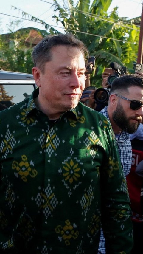 Viral Mimik Serius Elon Musk Curiga Lihat Kawanan Burung Gereja di Bali, Netizen +62: Dikira Drone Ya Mas Elon?