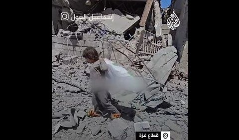 Potret gadis kecil mencari kayu di reruntuhan bangunan usai dibom Israel ini sontak mencuri perhatian.