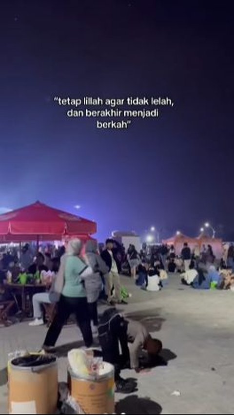 Polisi Sholat di Tengah Lapangan di Sela-sela Tugas Jaga Konser, Aksinya Bikin Salut