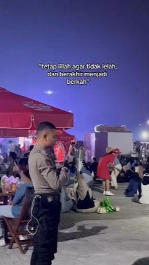 Polisi Sholat di Tengah Lapangan di Sela-sela Tugas Jaga Konser, Aksinya Bikin Salut