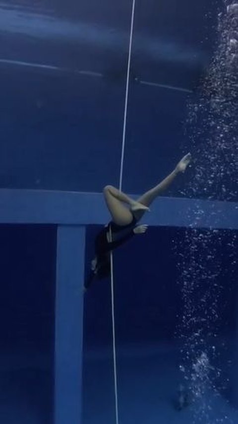 Tak hanya itu, Soraya juga jago melakukan pole dance di dalam air dengan kedalaman yang mengejutkan