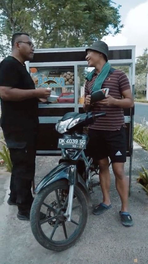 Momen Pak Bhabin Nyamar jadi Tukang Bakso, Ketahuan Pembeli Langsung Panik<br>