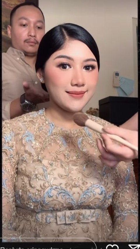 Sebelum acara digelar, Erina tampak didandani terlebih dulu. Aura bumil terpancar sangat cantik.