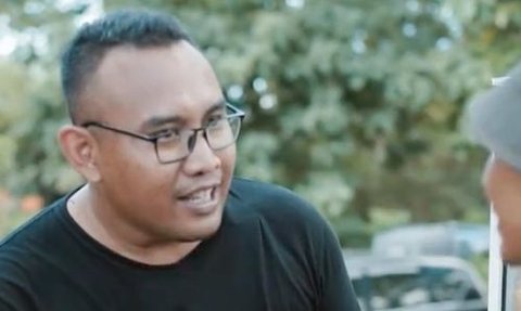 Momen Pak Bhabin Nyamar jadi Tukang Bakso, Ketahuan Pembeli Langsung Panik