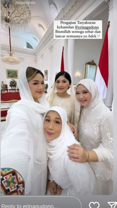 Keluarga Erina tampak hadir dalam acara tersebut. Menantu presiden itu menyempatkan foto bersama ibu dan saudaranya.
