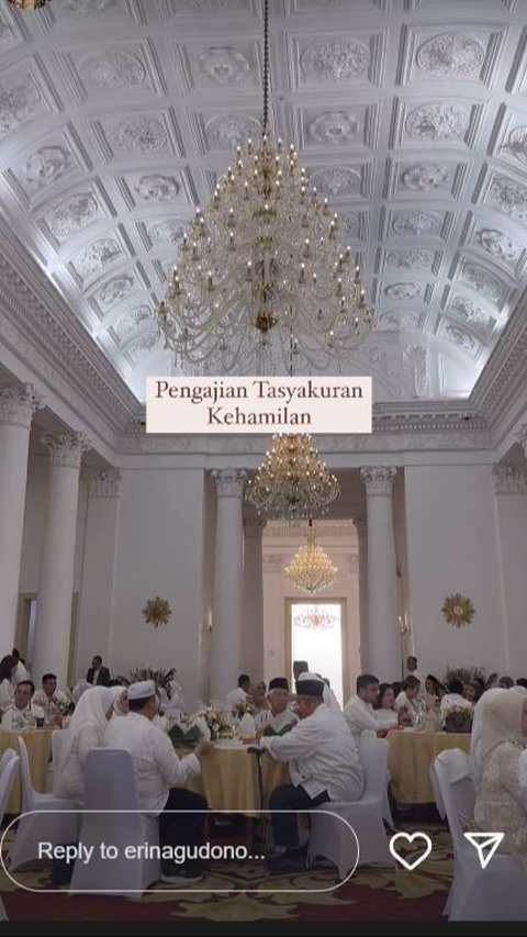 Tamu undangan yang hadir di  pengajian tasyakuran kehamilan Erina.