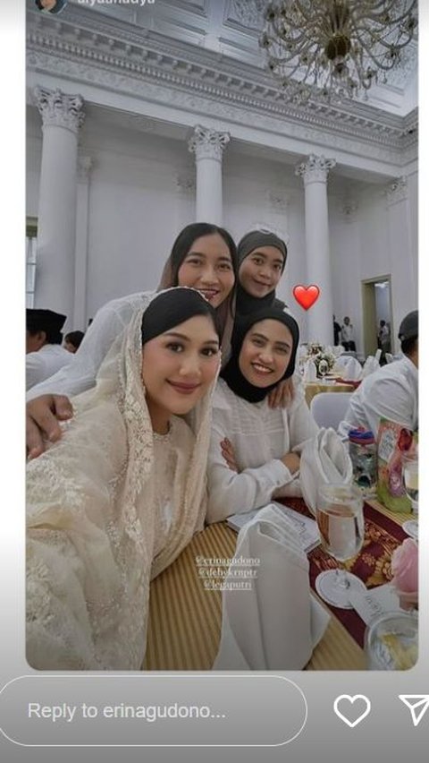 Erina foto bersama para rekannya. Bumil tampil cantik mengenakan dress krem.