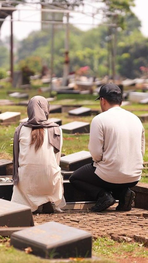 Thariq Visits Adjie Massaid's Grave to Ask for Permission to Marry Aaliyah, Reza Artamevia Gives Touching Message: Our Daughter Will Hopefully Get Married