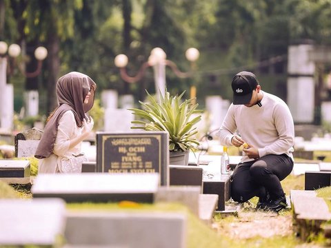 Thariq Visits Adjie Massaid's Grave to Ask for Permission to Marry Aaliyah, Reza Artamevia Gives Touching Message: Our Daughter Will Hopefully Get Married