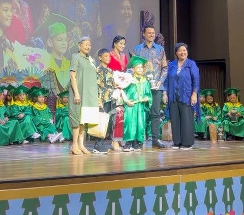 Potret Cantik Titi Kamal saat Hadir di Acara Wisuda Anak, Tampil Mengenakan Busana Kebaya