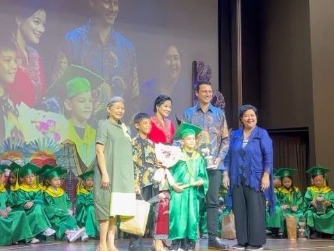 Potret Cantik Titi Kamal saat Hadir di Acara Wisuda Anak, Tampil Mengenakan Busana Kebaya